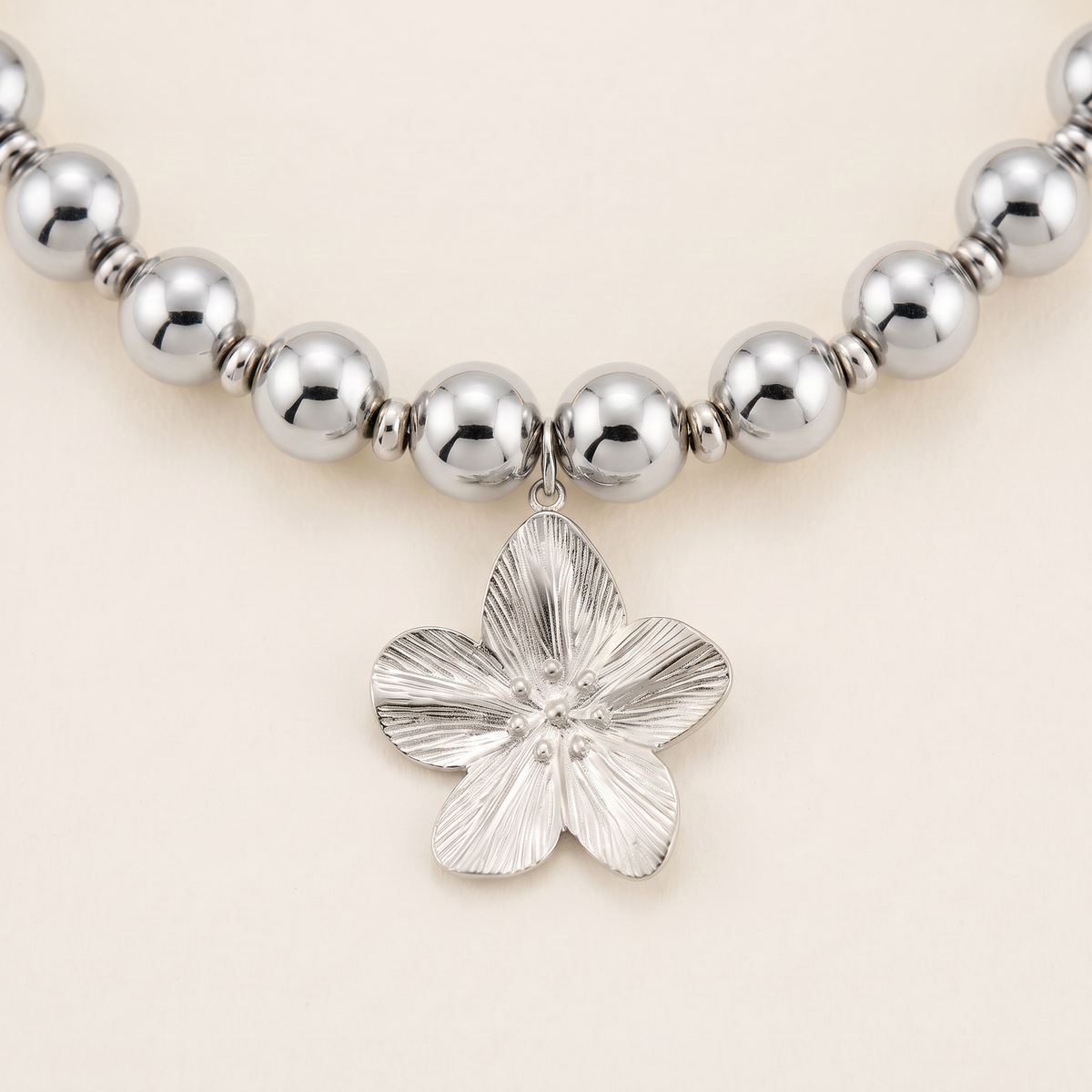 Collier fleur sur chaîne à boules, détail du motif, argenté