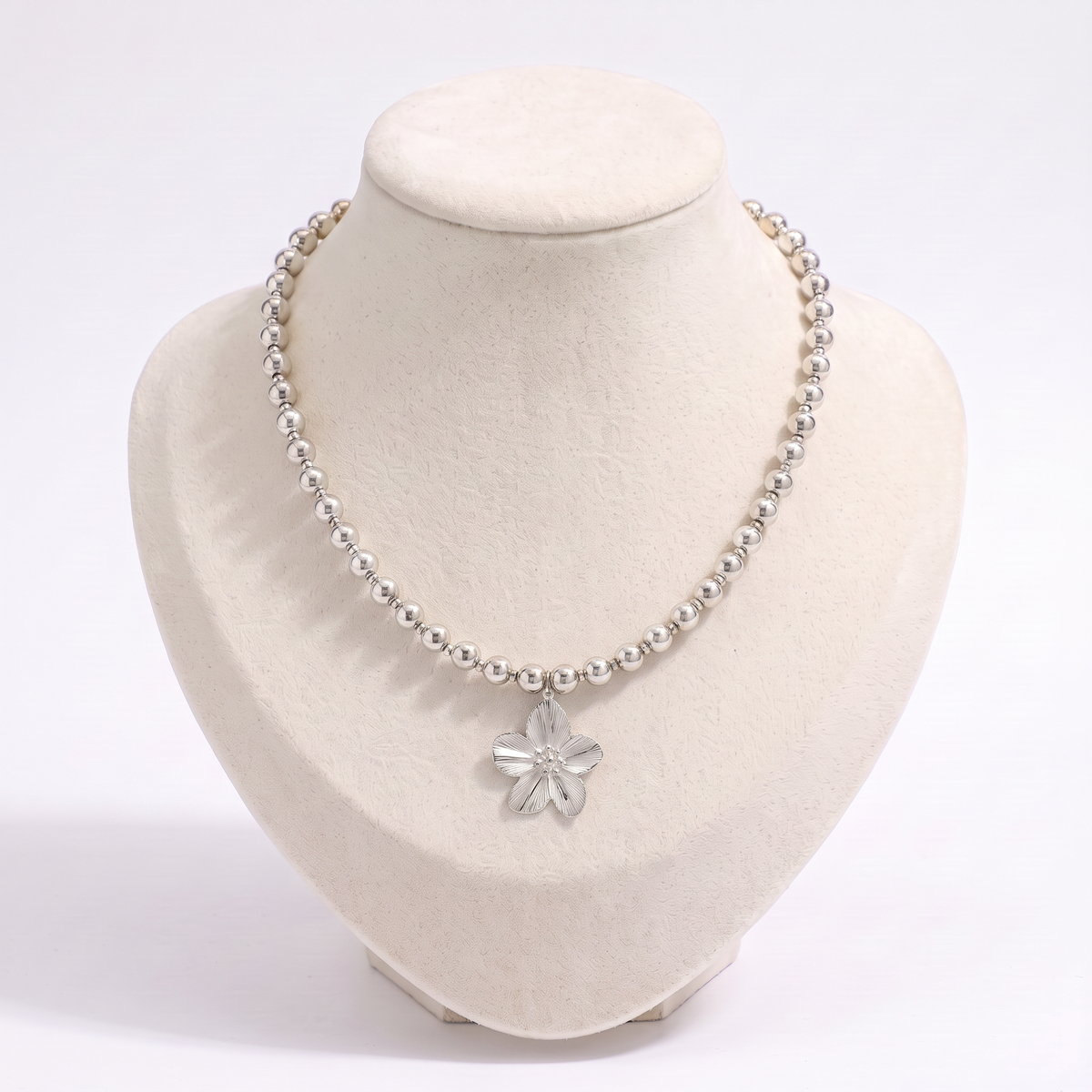 Collier fleur sur chaîne à boules, vue de face, argenté