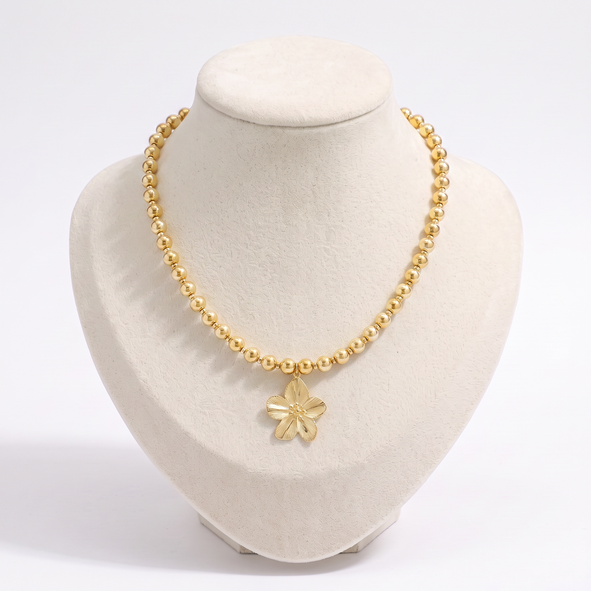 Collier fleur sur chaîne à boules, vue de face, doré