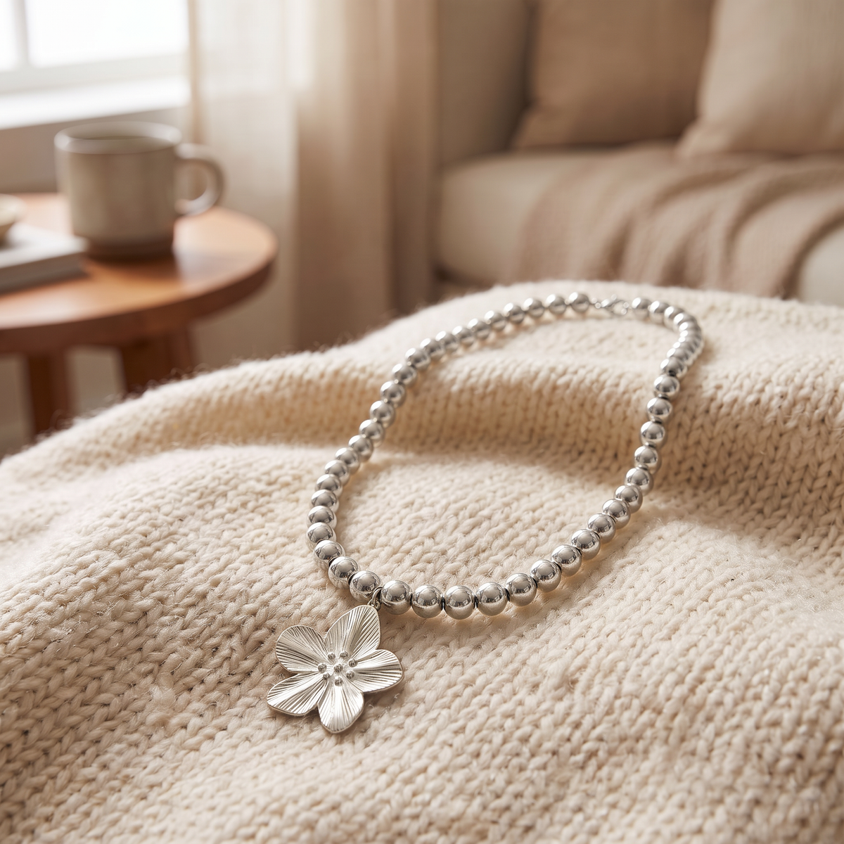 Collier fleur sur chaîne à boules, porté en tenue, argenté