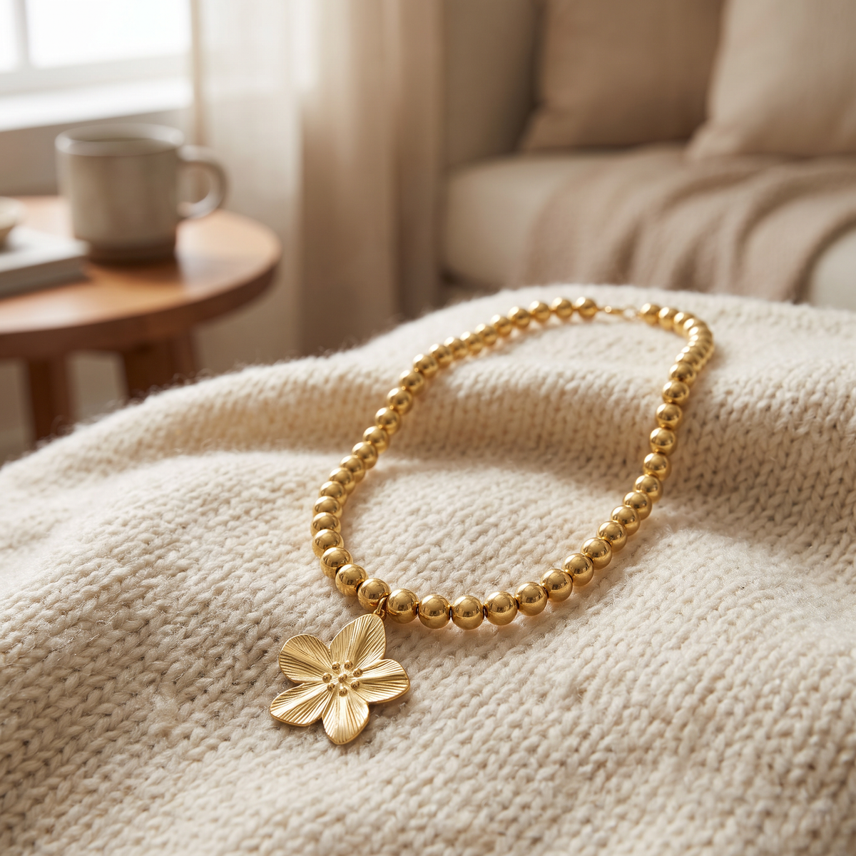 Collier fleur sur chaîne à boules, porté en tenue, doré
