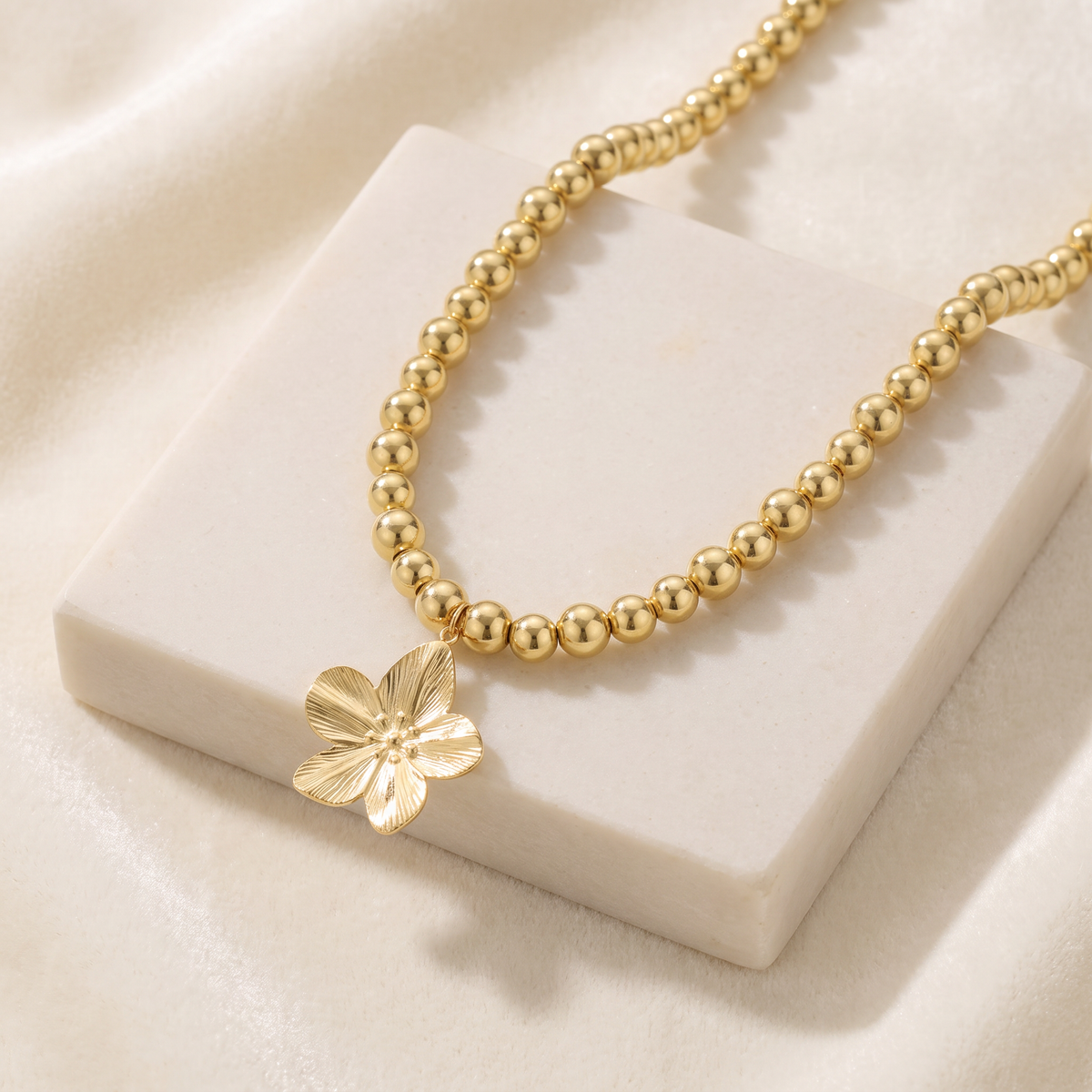 Collier fleur sur chaîne à boules — Doré