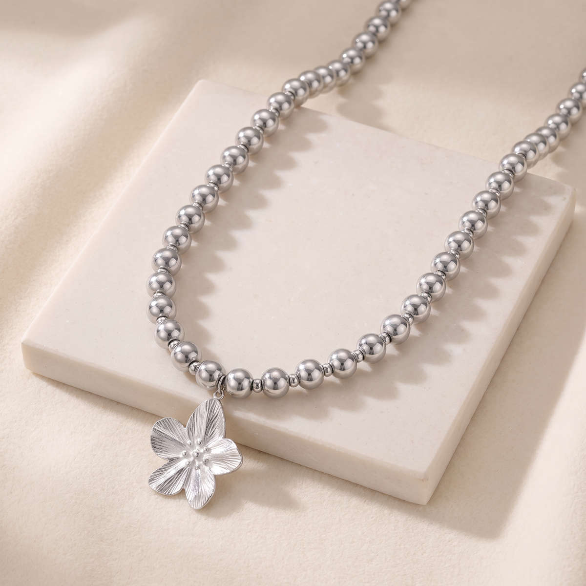 Collier fleur sur chaîne à boules — Argenté