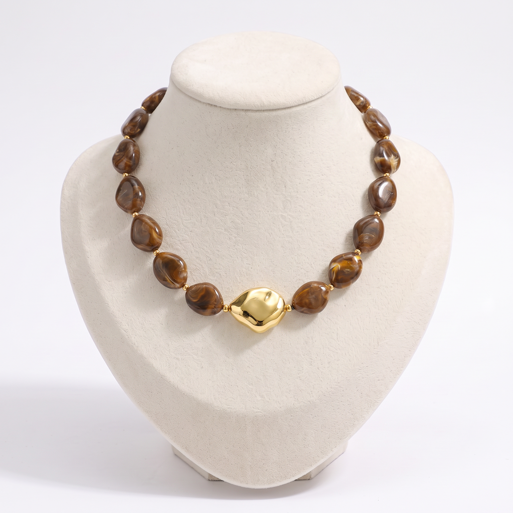 Collier de perles effet marbré de forme plate, vue de face, marron