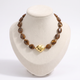 Collier de perles effet marbré de forme plate, vue de face, marron