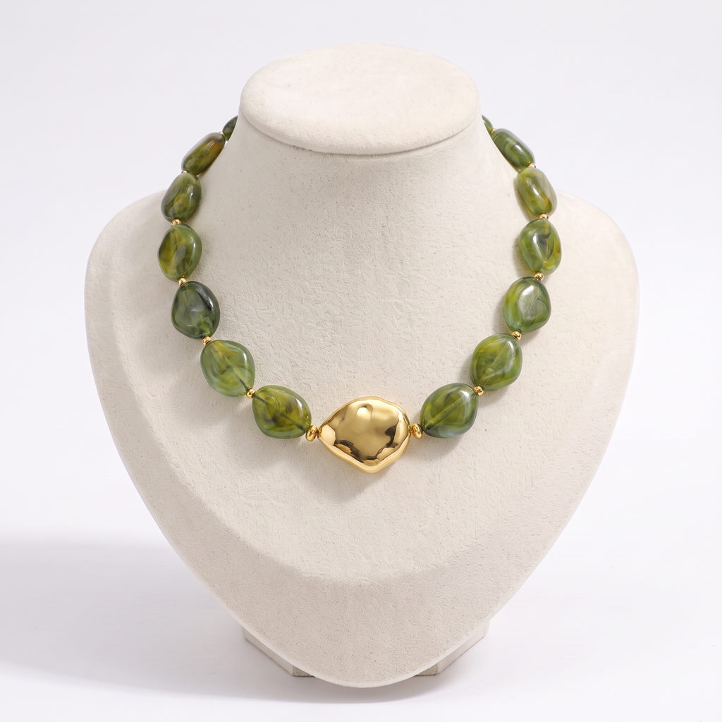 Collier de perles effet marbré de forme plate, vue de face, kaki