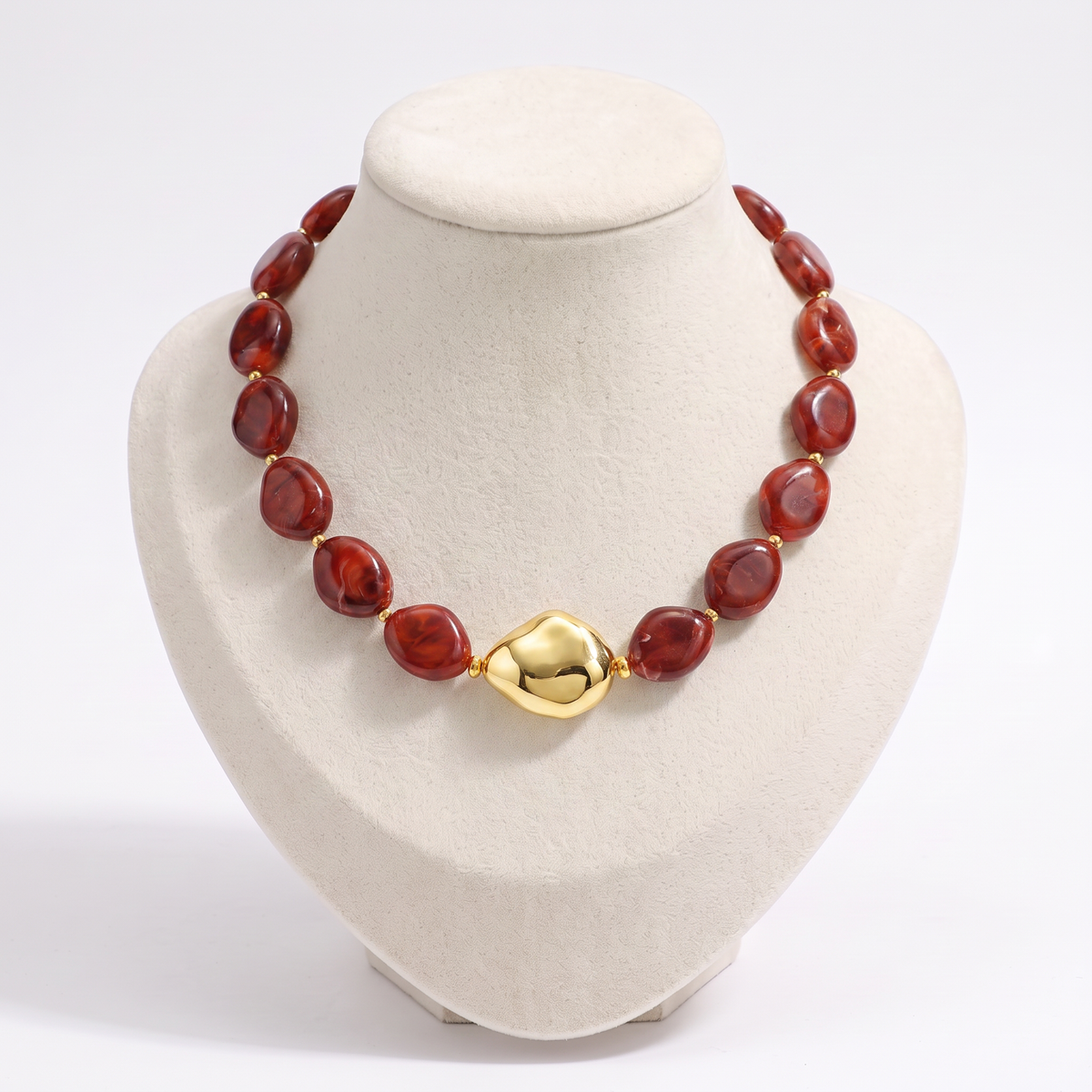 Collier de perles effet marbré de forme plate, vue de face
