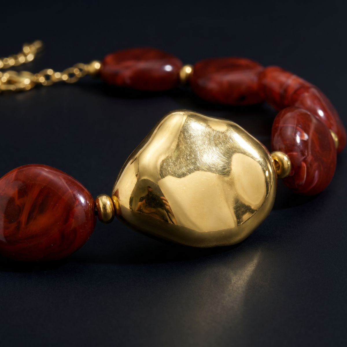 Collier de perles effet marbré de forme plate, motif en gros plan