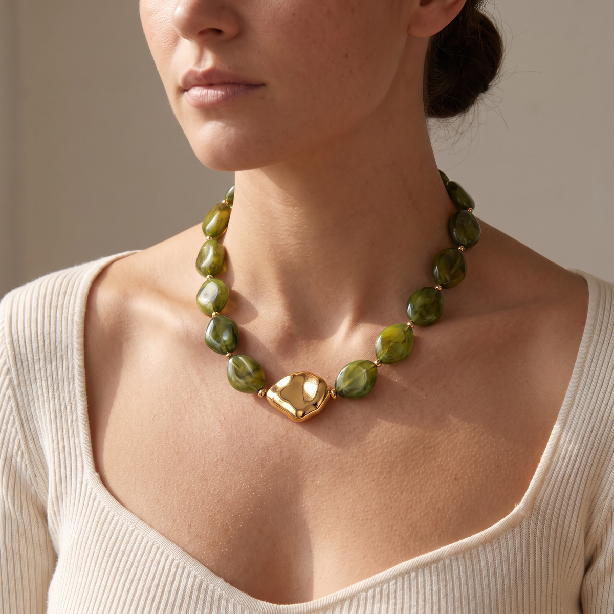 Collier de perles effet marbré de forme plate, porté mi-corps, kaki