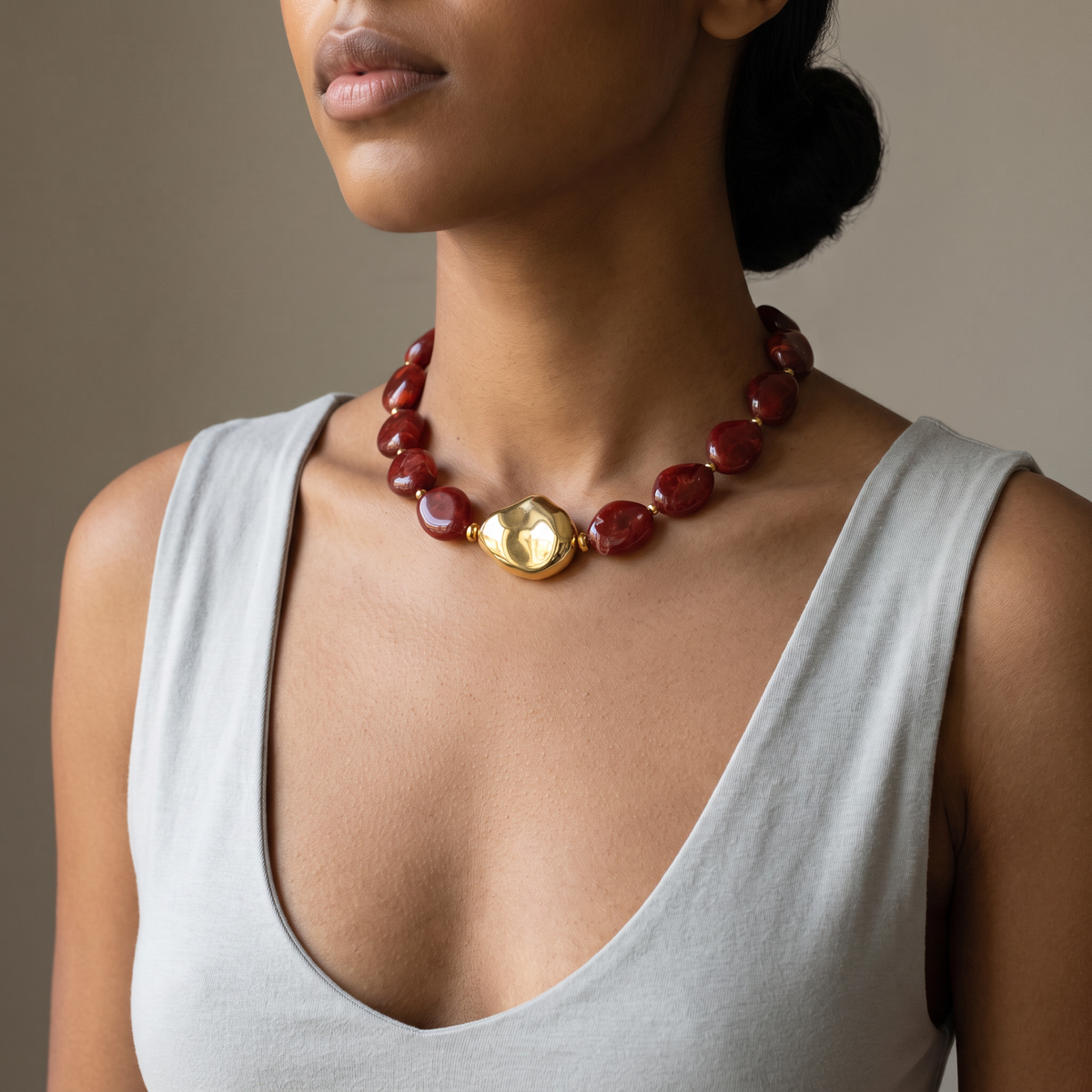 Collier de perles effet marbré de forme plate, porté mi-corps