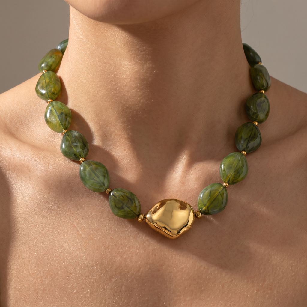 Collier de perles effet marbré de forme plate, porté, kaki
