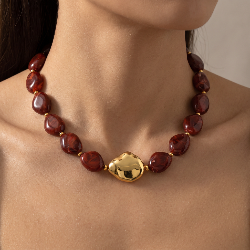 Collier de perles effet marbré de forme plate, porté