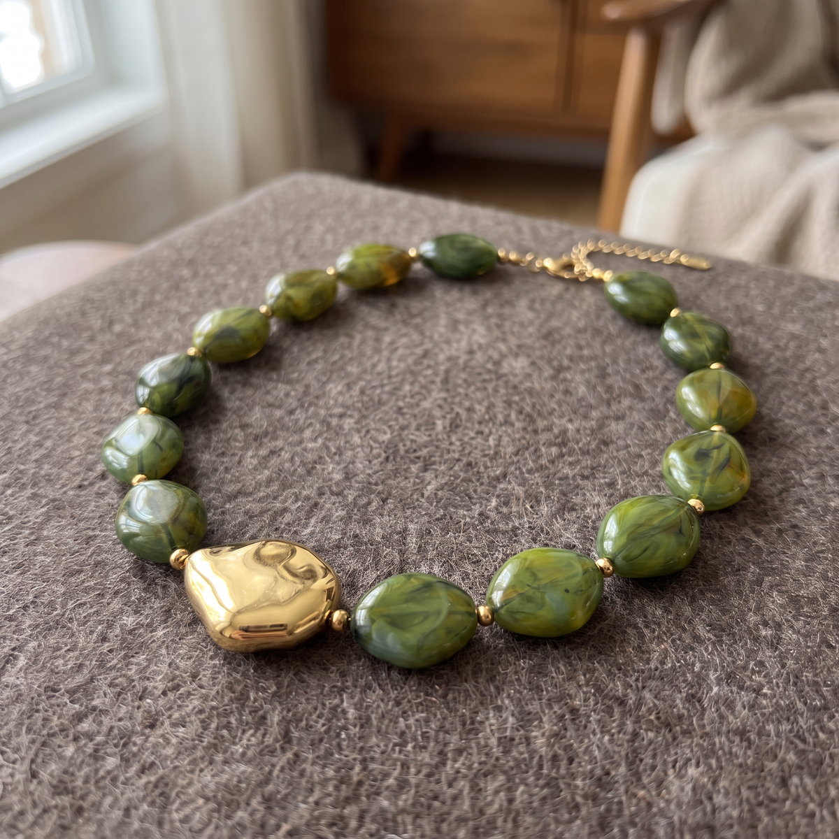 Collier de perles effet marbré de forme plate, porté en tenue, kaki