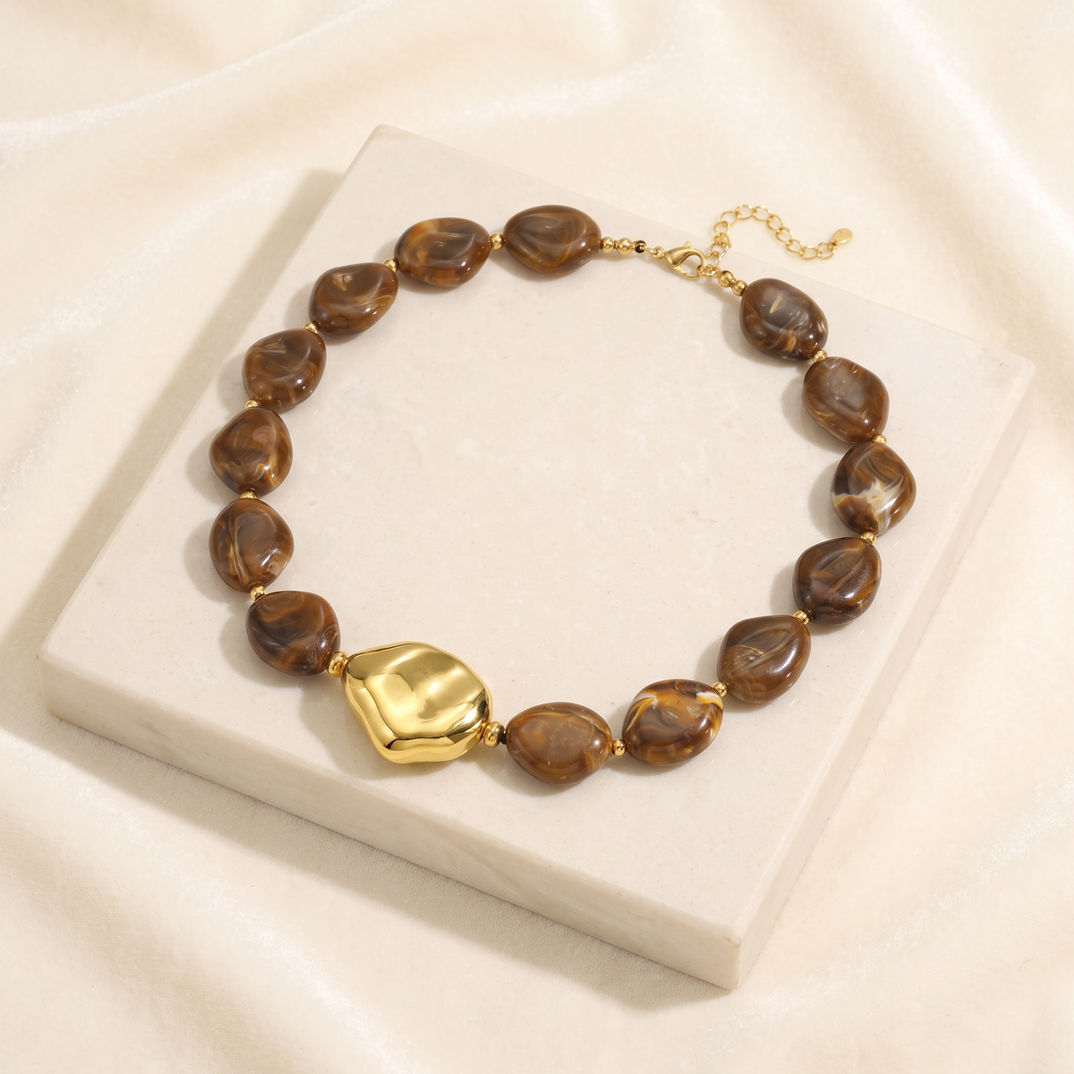 Collier de perles effet marbré de forme plate — Marron