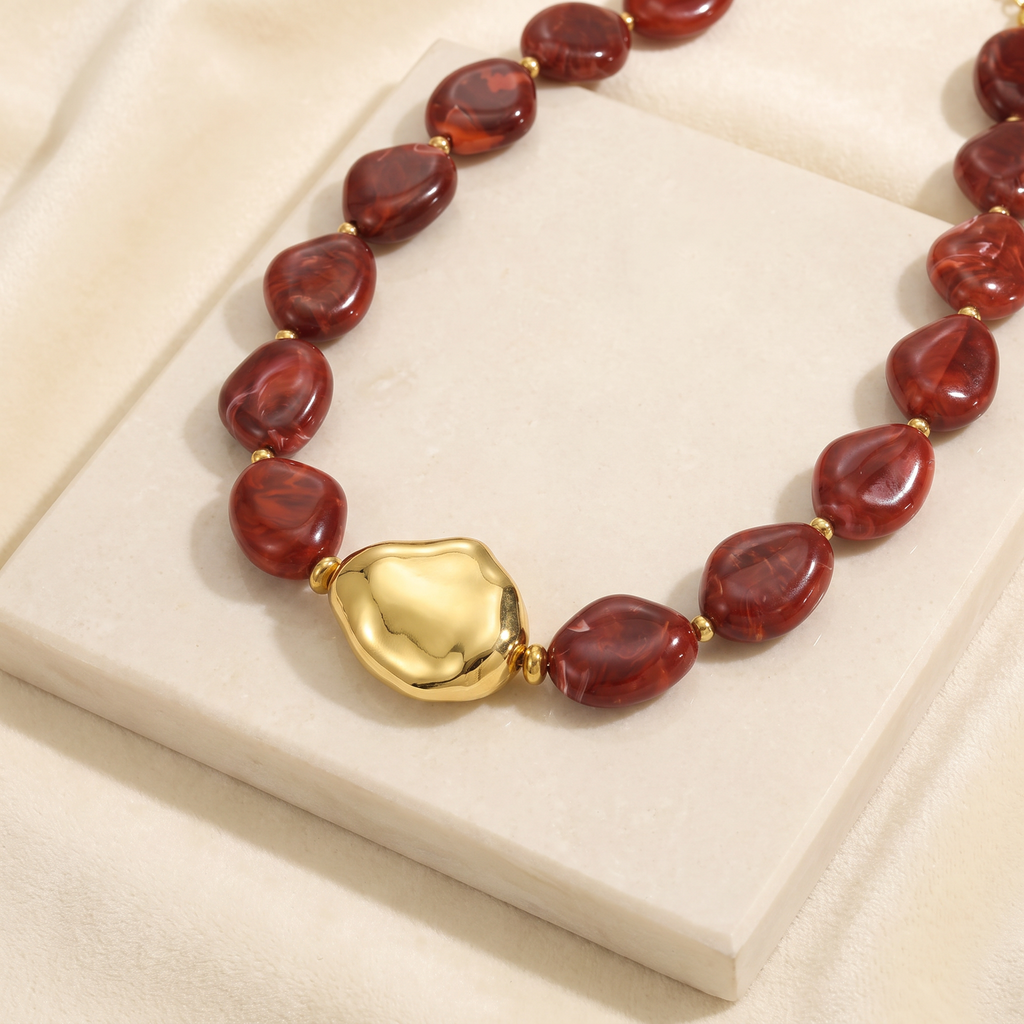 Collier de perles effet marbré de forme plate — Bordeaux