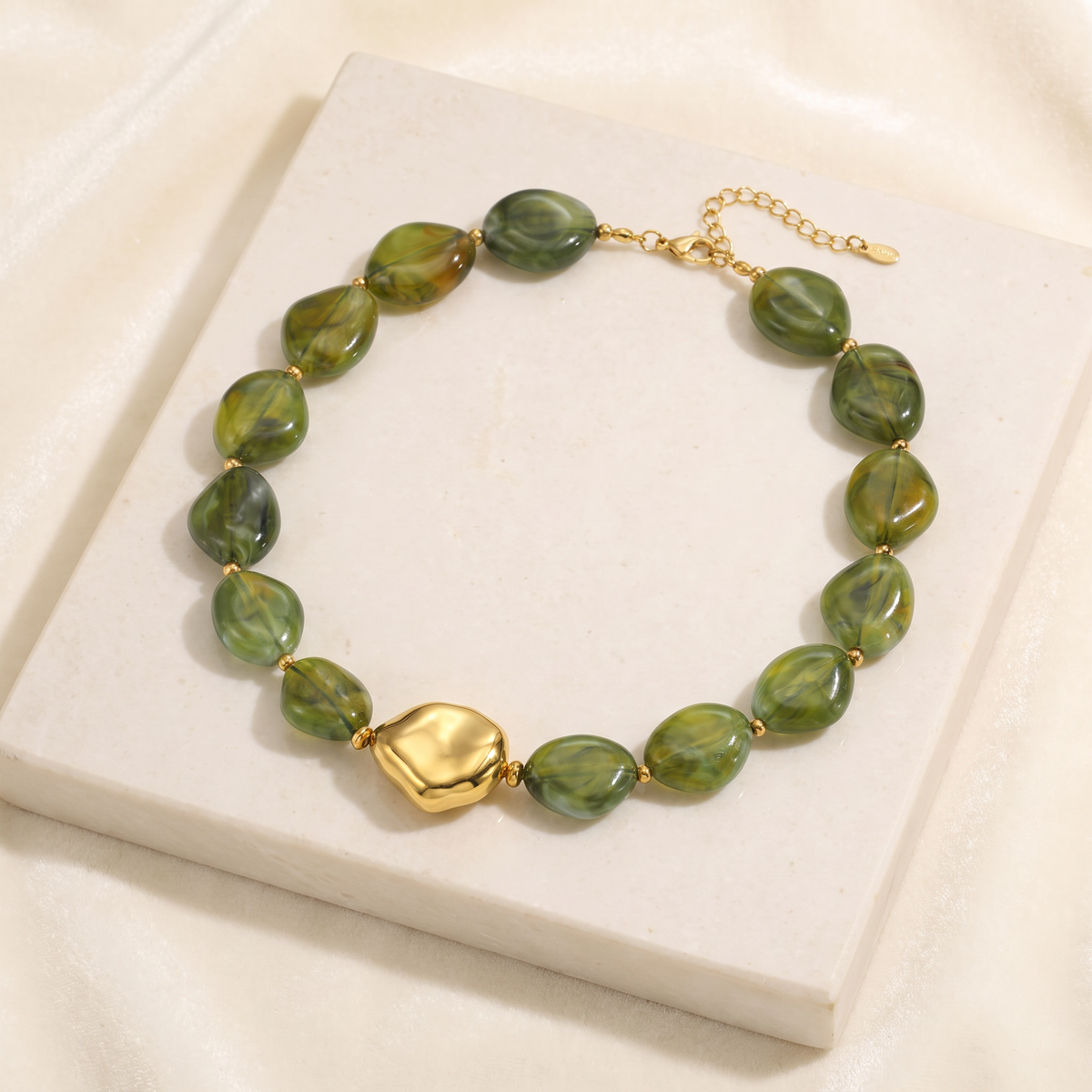 Collier de perles effet marbré de forme plate — Kaki