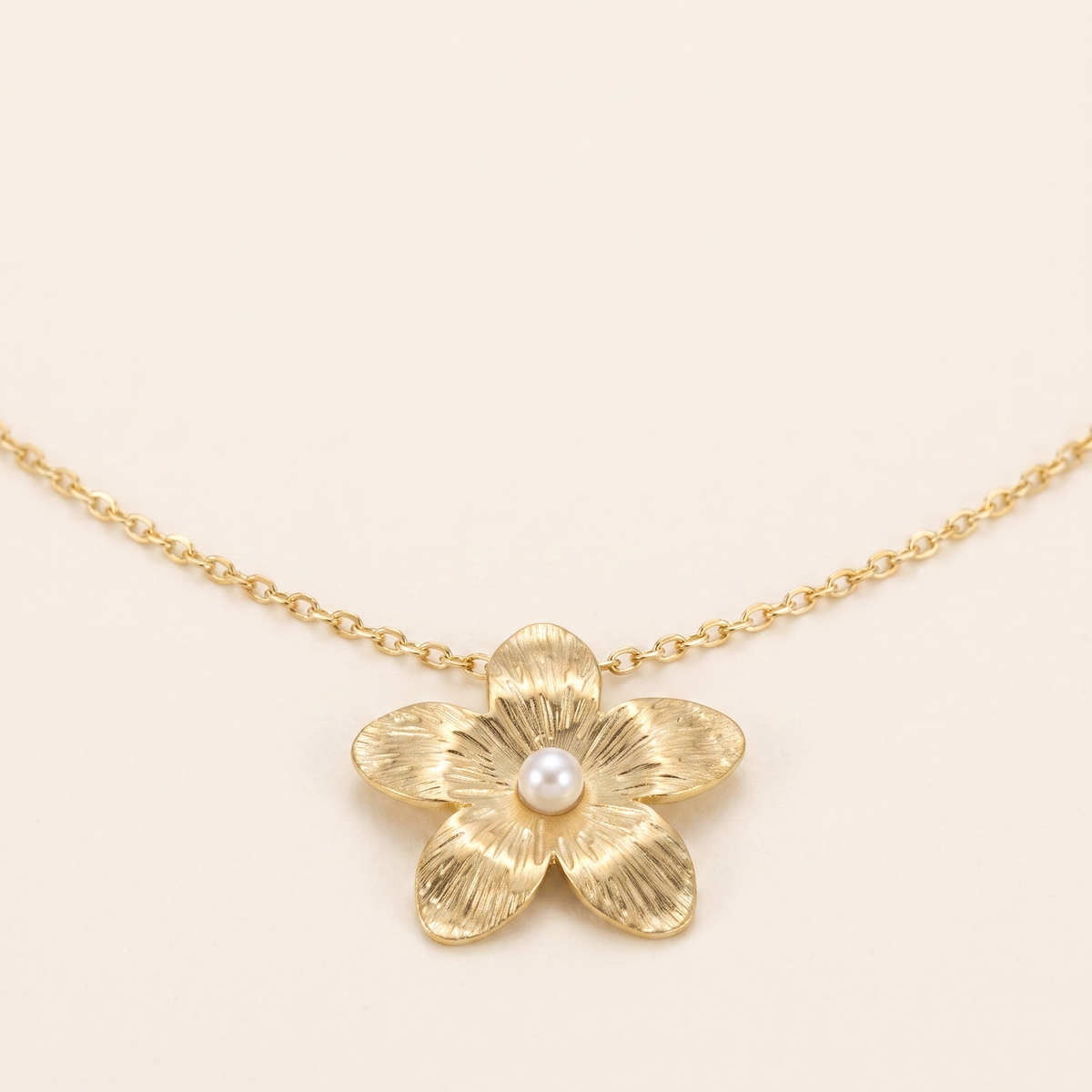 Collier fleur doré à finition texturée en perles, détail du motif