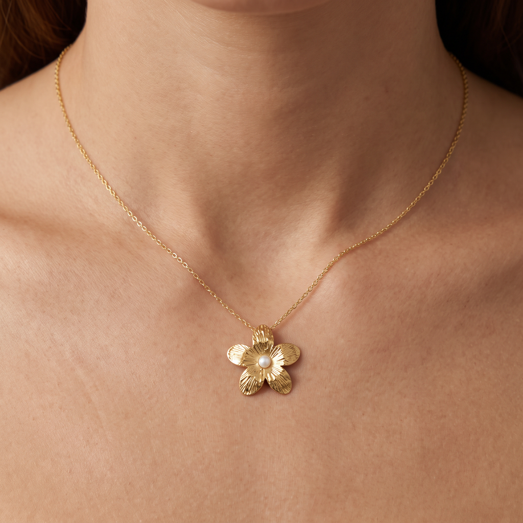 Collier fleur doré à finition texturée en perles, porté