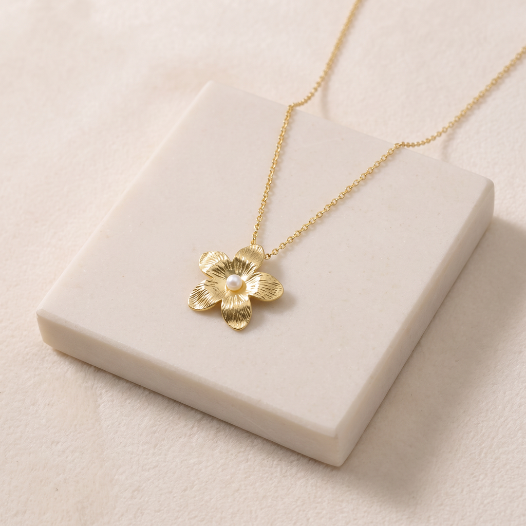Collier fleur doré à finition texturée en perles — Doré