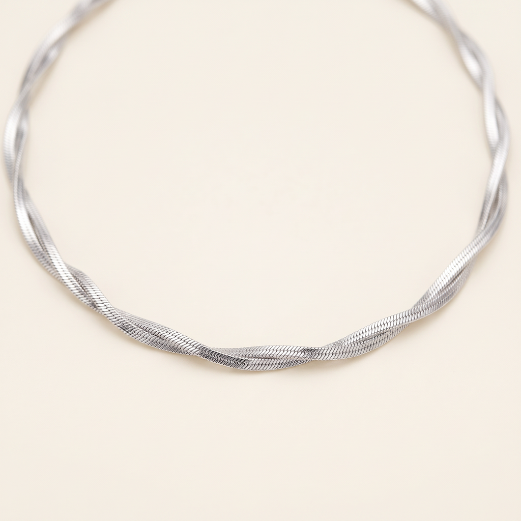 Collier chaîne maille torsadée, détail du motif, argenté