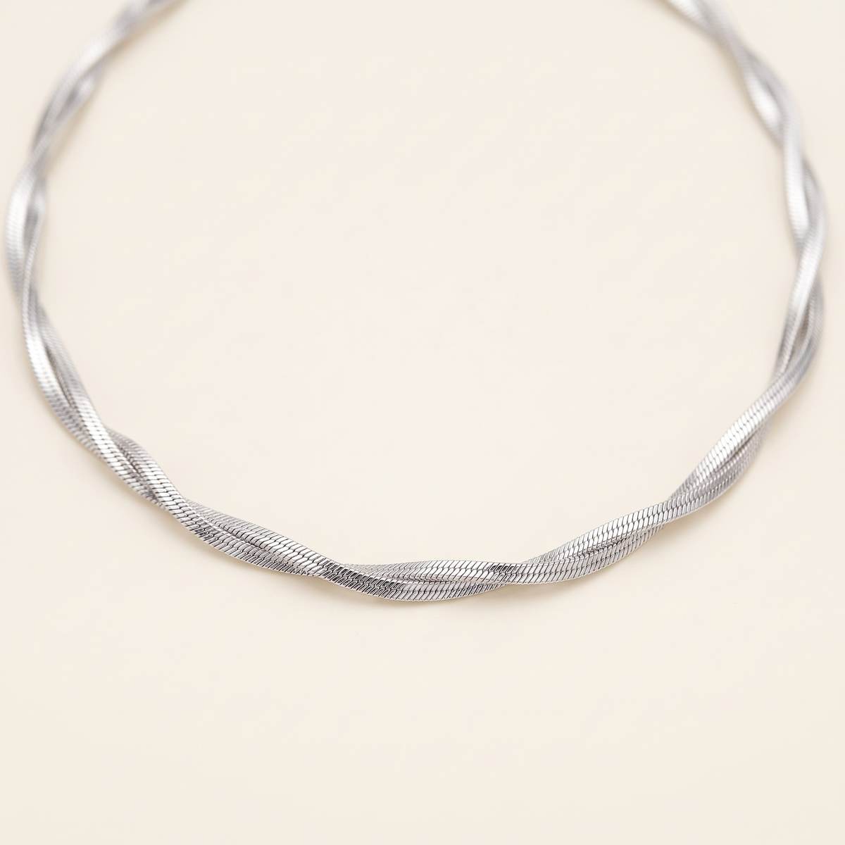 Collier chaîne maille torsadée, détail du motif, argenté
