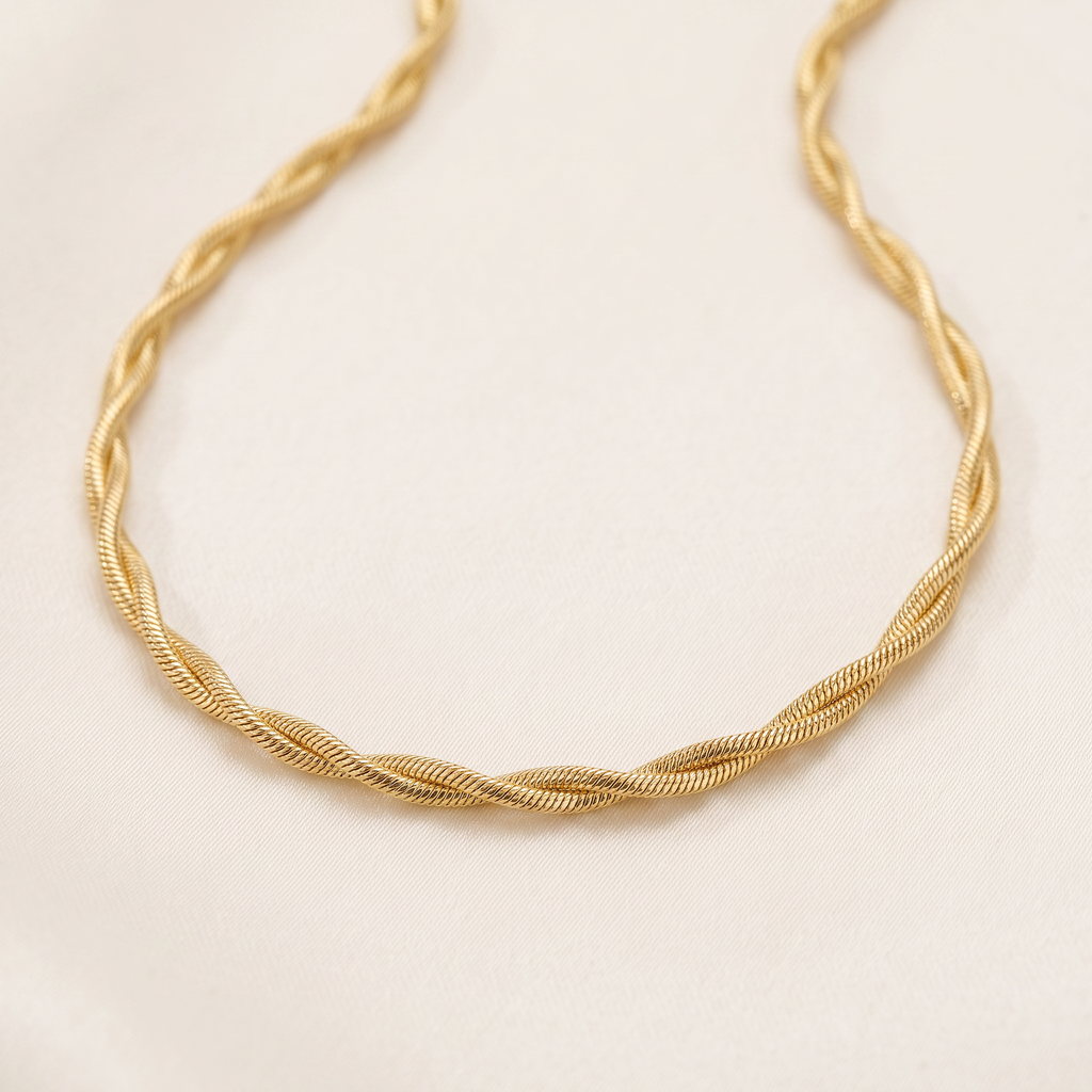 Collier chaîne maille torsadée, détail du motif, doré