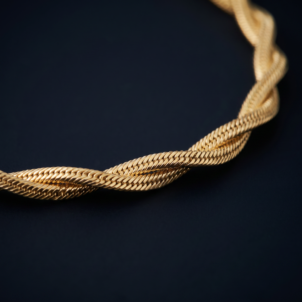 Collier chaîne maille torsadée, motif en gros plan