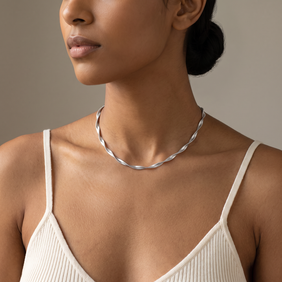 Collier chaîne maille torsadée, porté mi-corps, argenté
