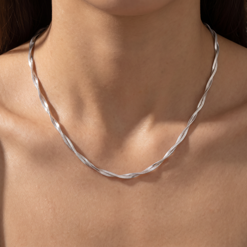 Collier chaîne maille torsadée, porté, argenté