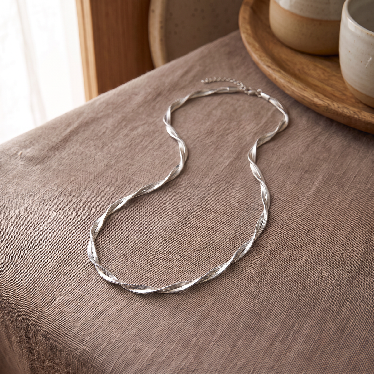 Collier chaîne maille torsadée, porté en tenue, argenté