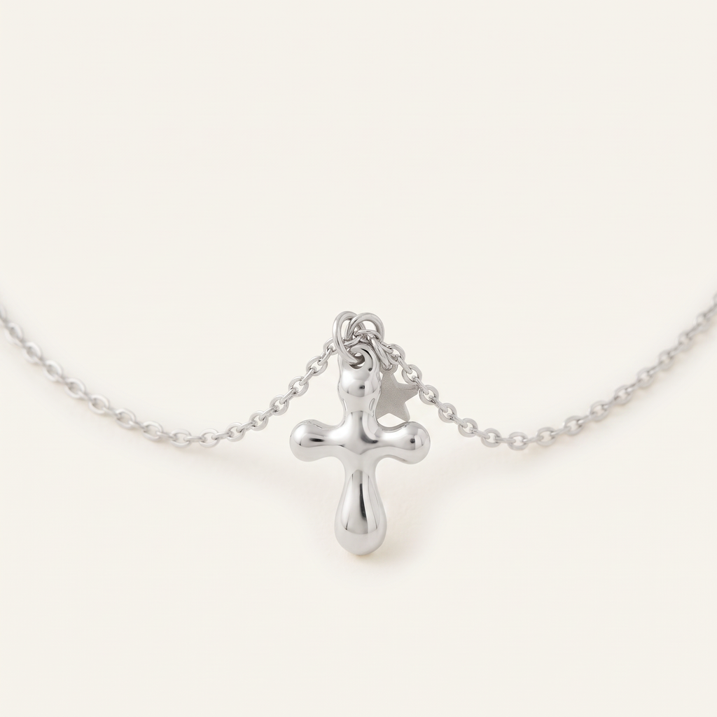 Collier croix, détail du motif, argenté