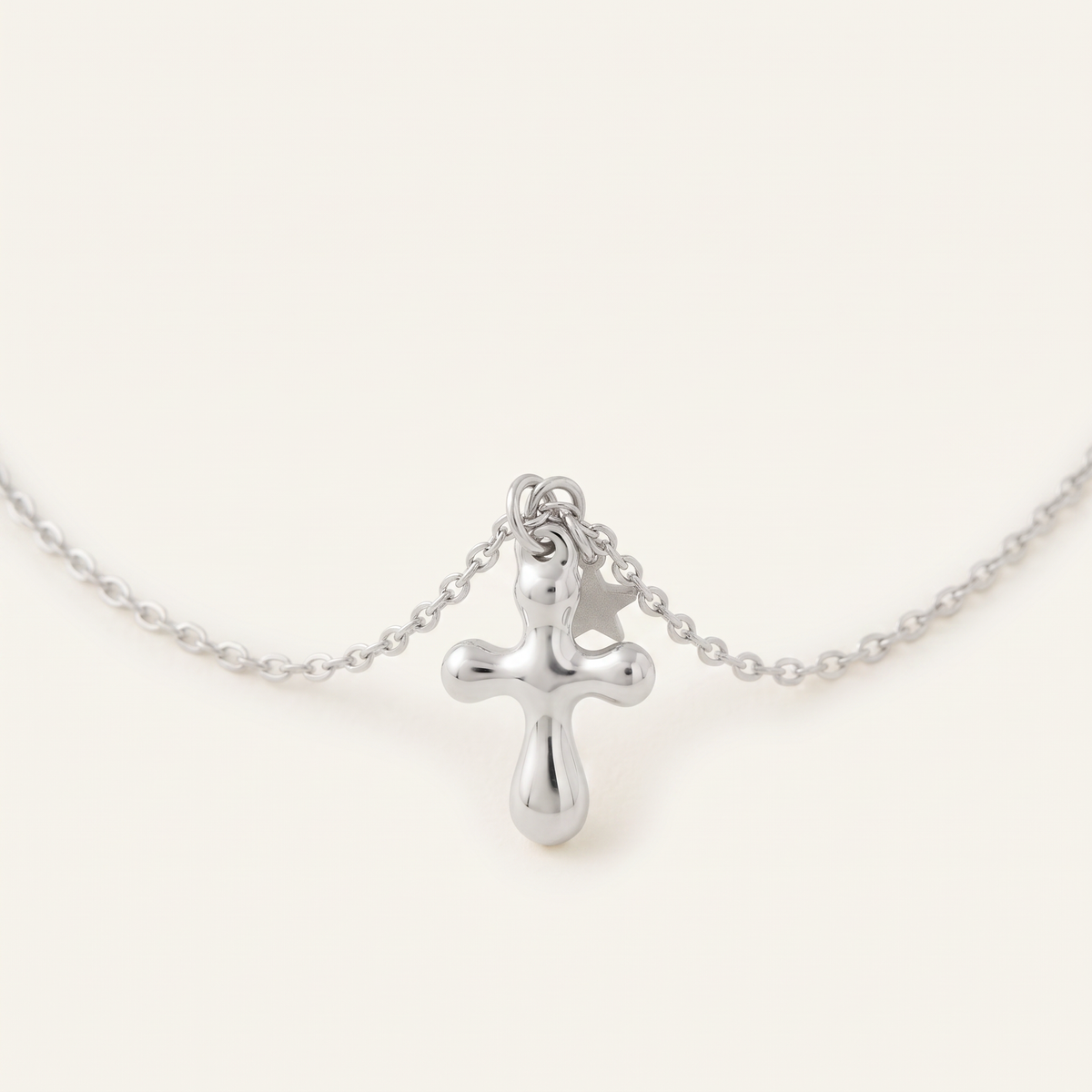 Collier croix, détail du motif, argenté