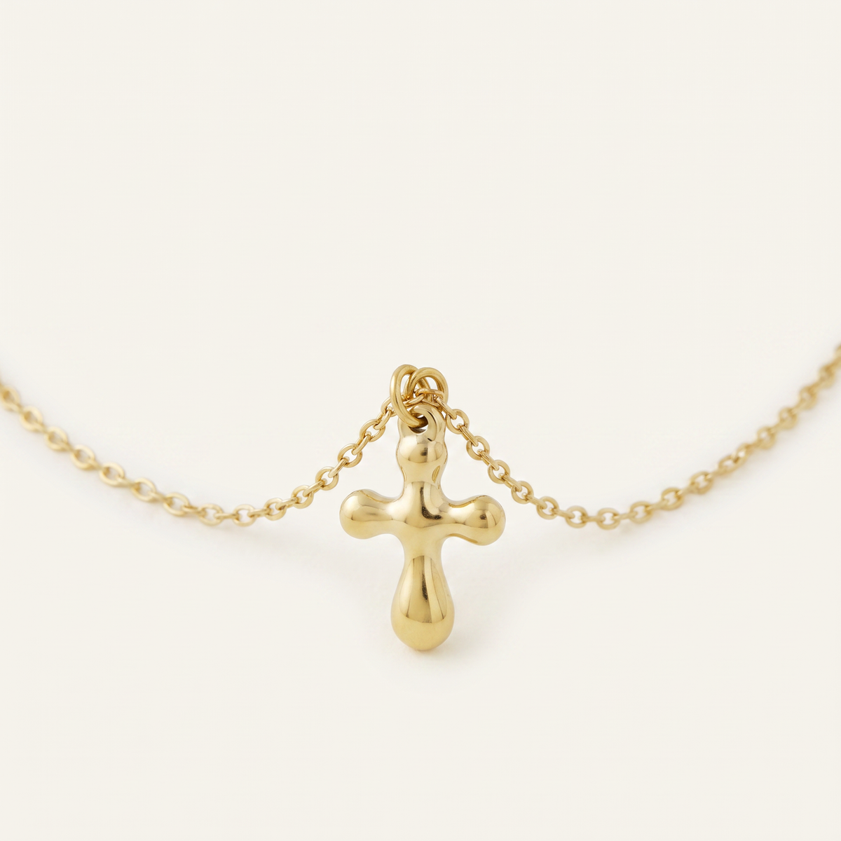 Collier croix, détail du motif, doré