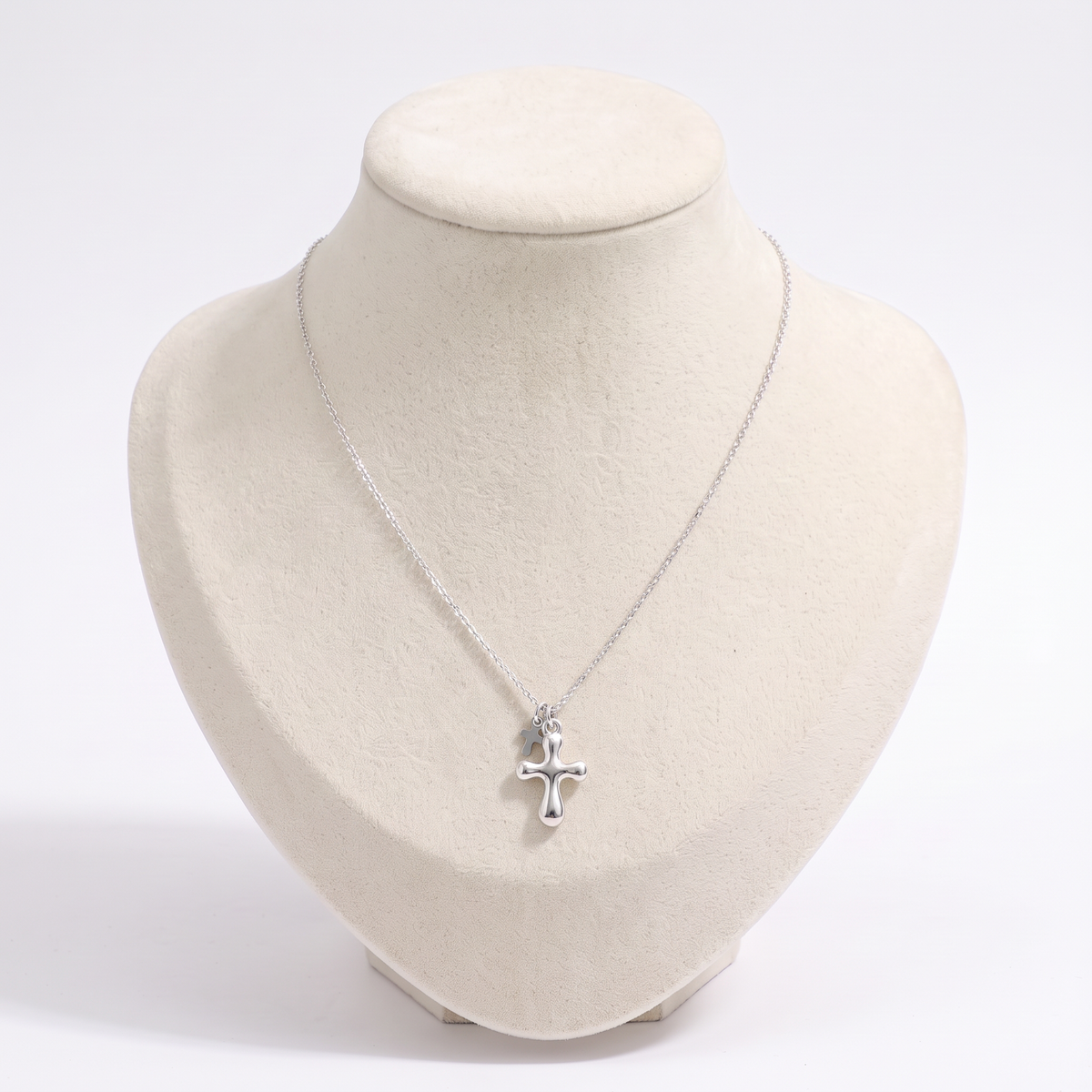 Collier croix, vue de face, argenté