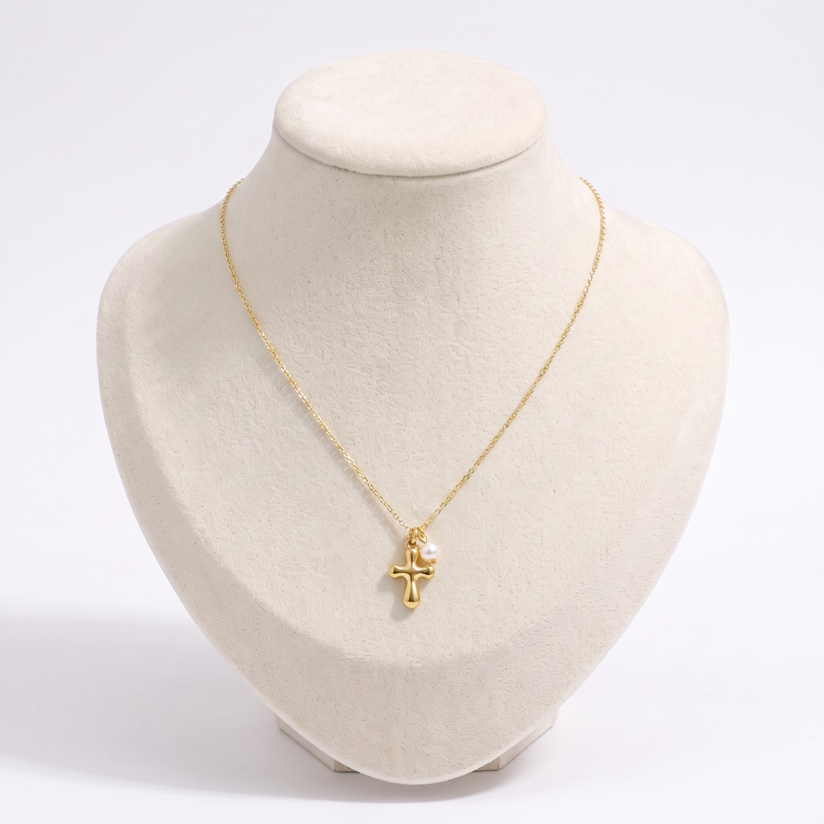 Collier croix, vue de face, doré