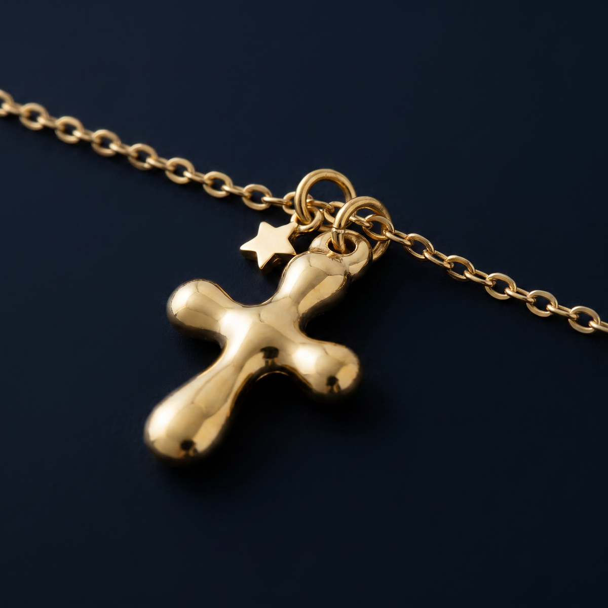 Collier croix, motif en gros plan