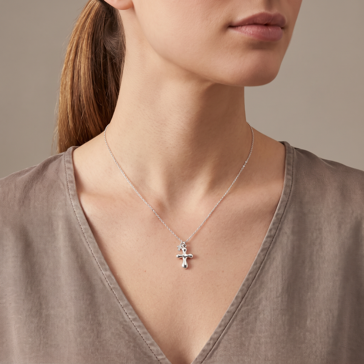 Collier croix, porté mi-corps, argenté