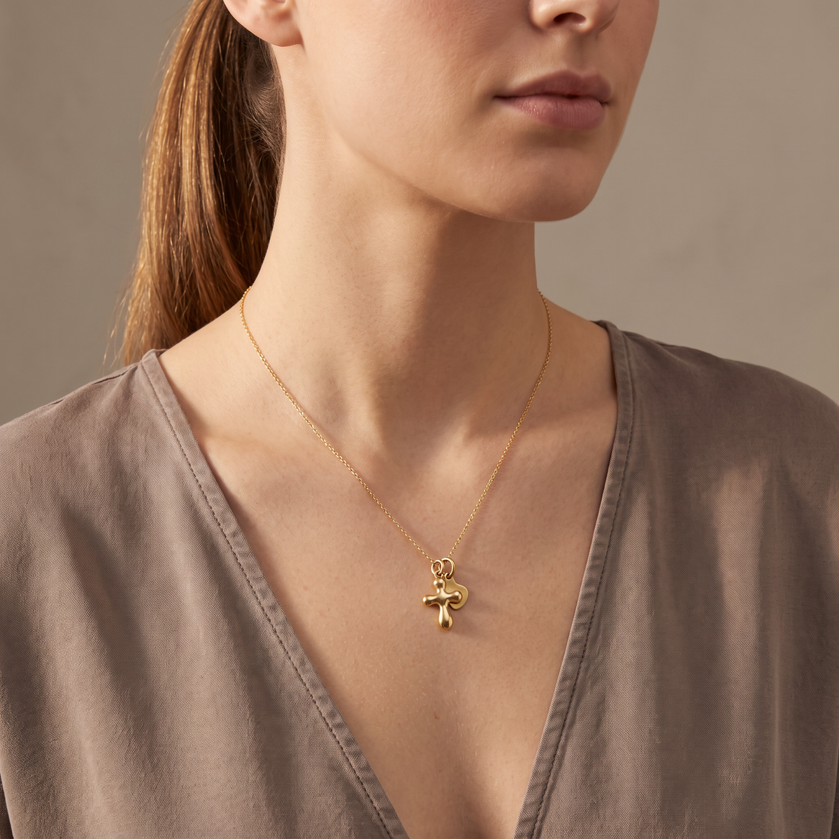 Collier croix, porté mi-corps