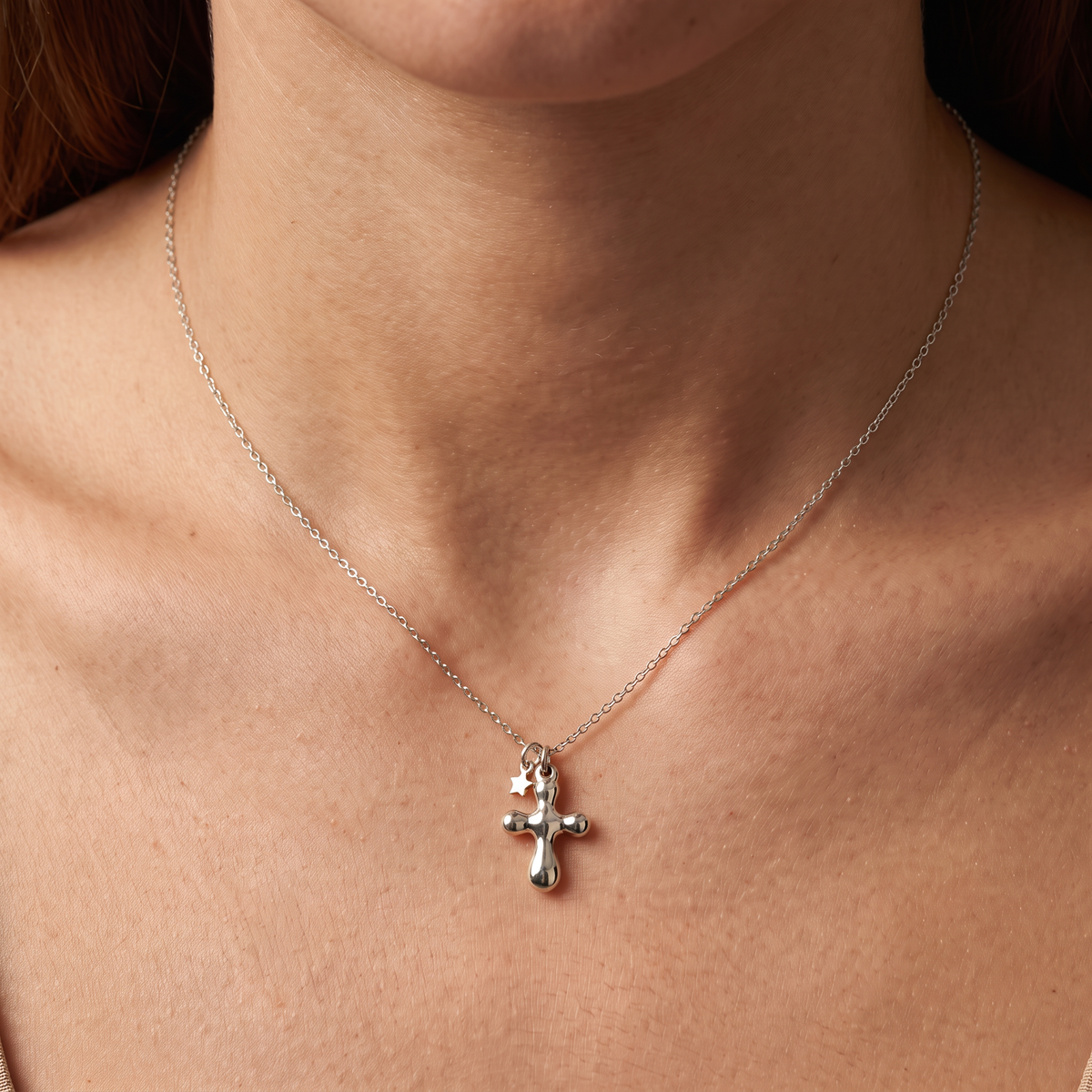 Collier croix, porté, argenté