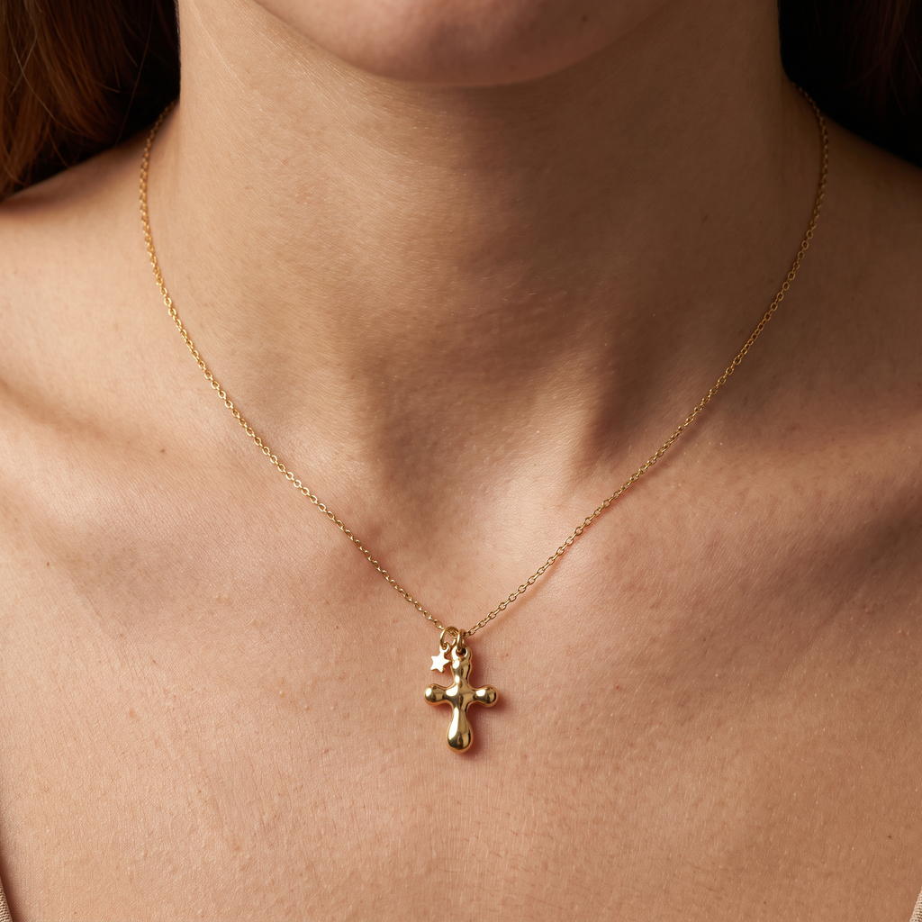 Collier croix, porté, doré