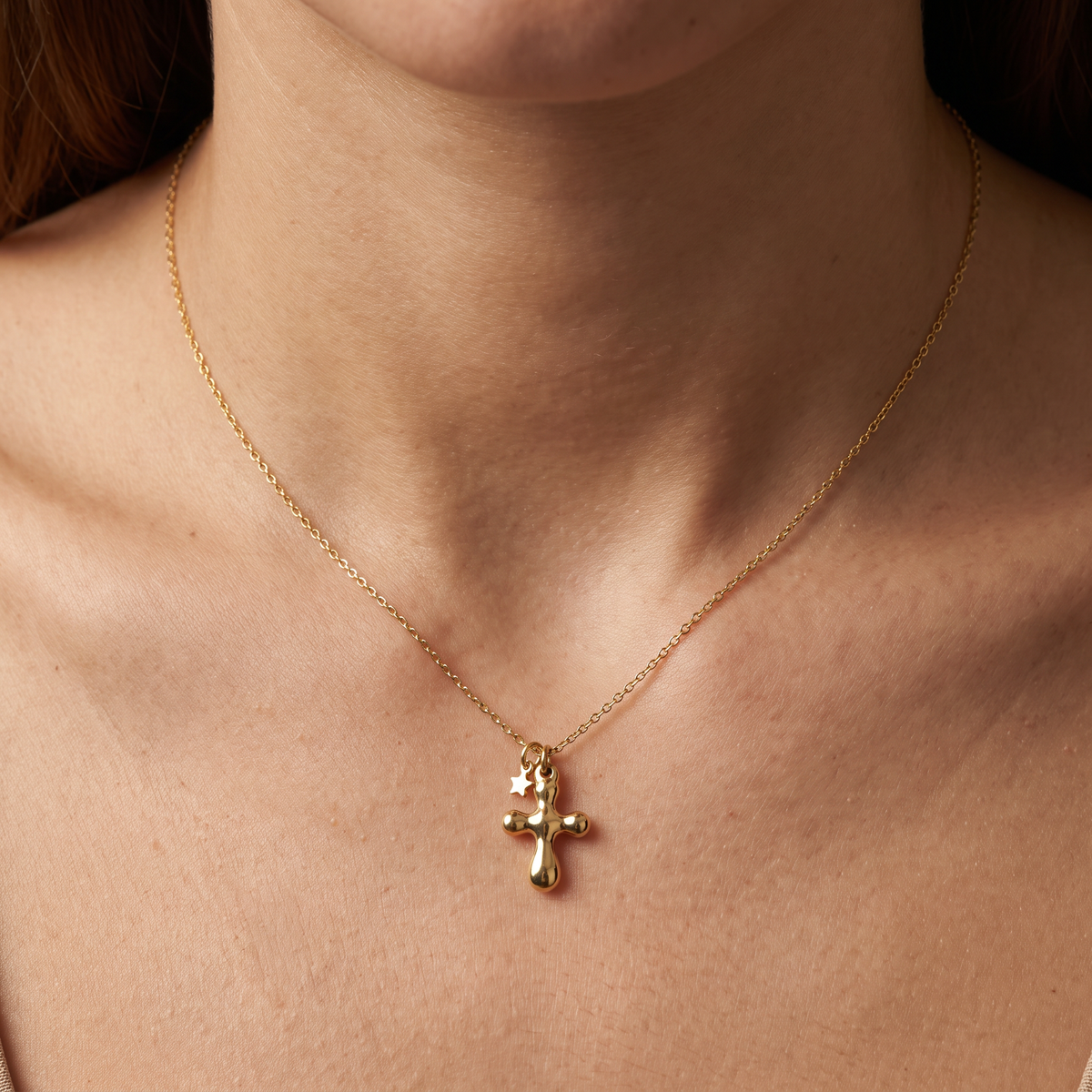 Collier croix, porté, doré