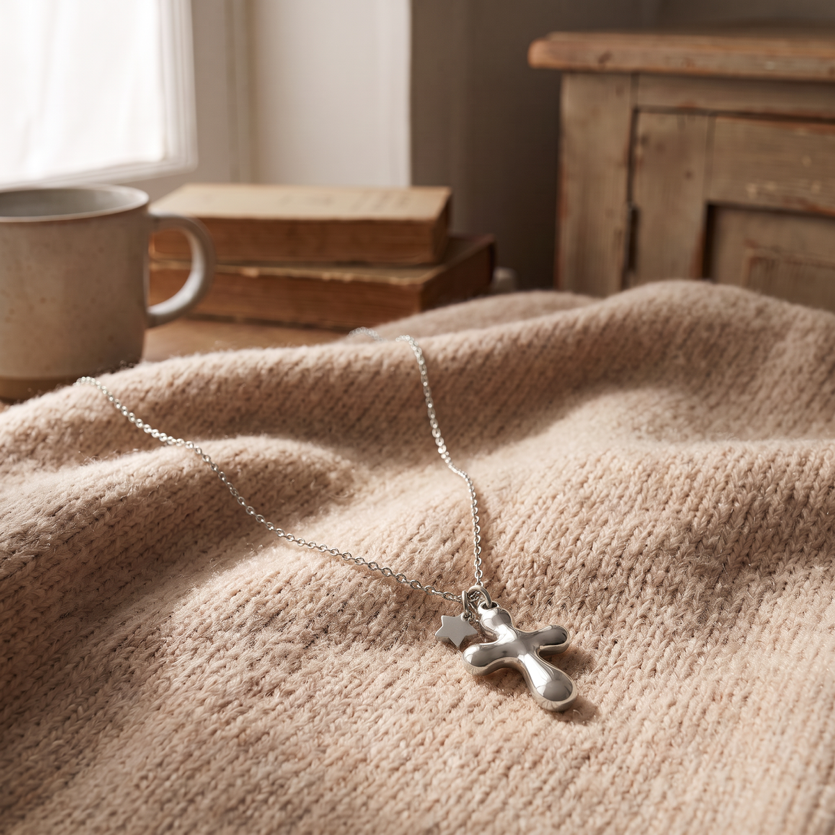 Collier croix, porté en tenue, argenté