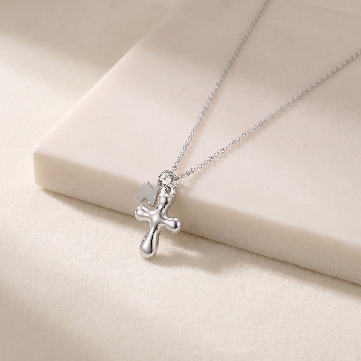 Collier croix — Argenté