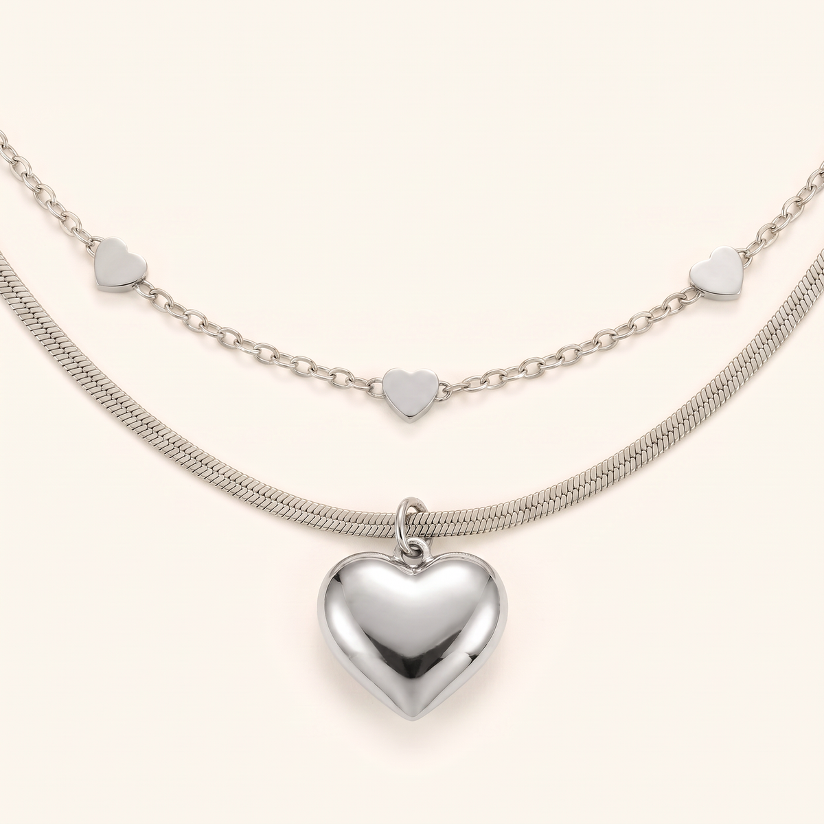 Collier cœur double rang, détail du motif, argenté