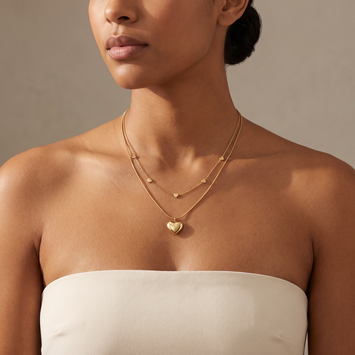 Collier cœur double rang, porté mi-corps, doré
