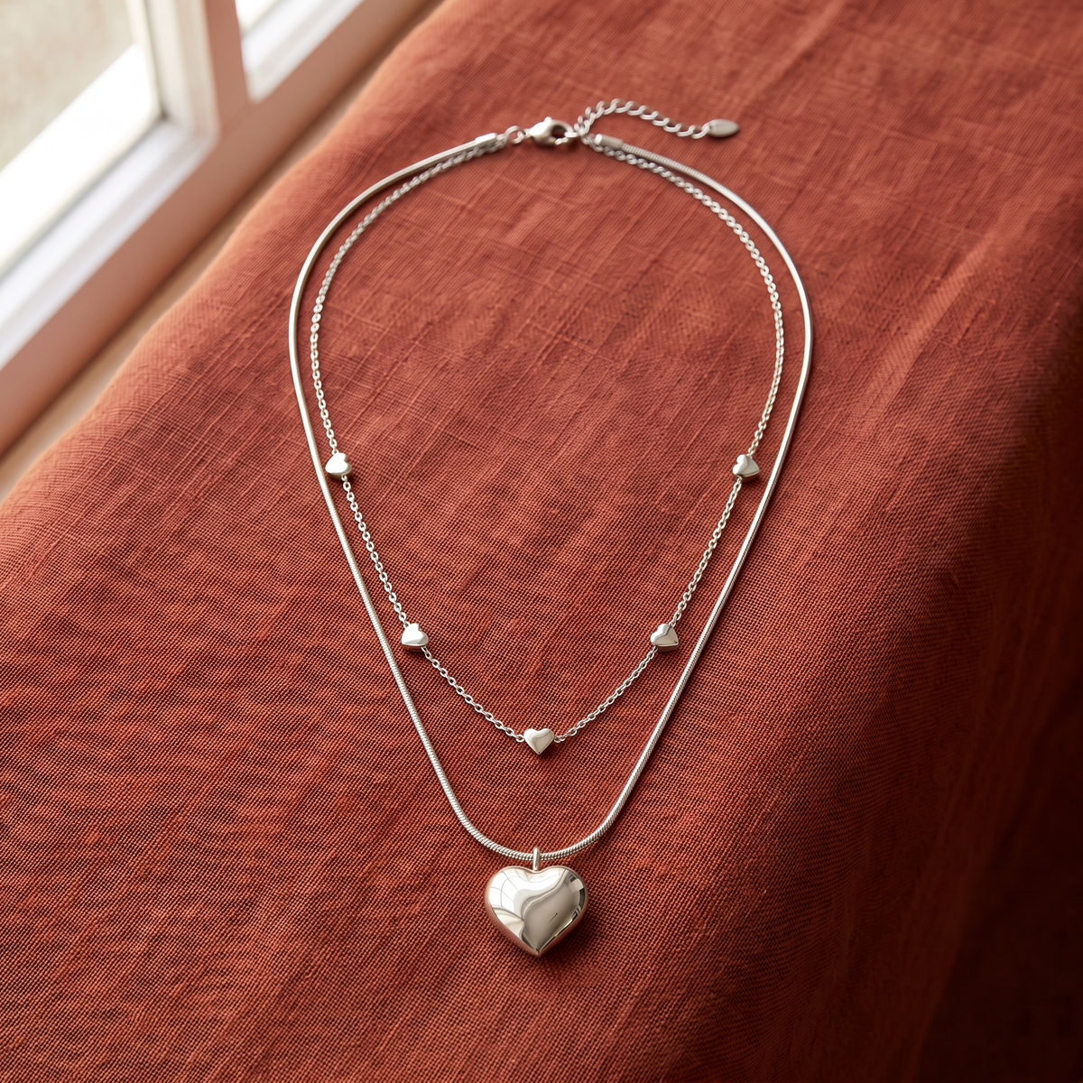 Collier cœur double rang, porté en tenue, argenté