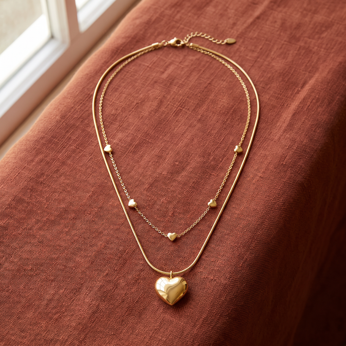 Collier cœur double rang, porté en tenue, doré