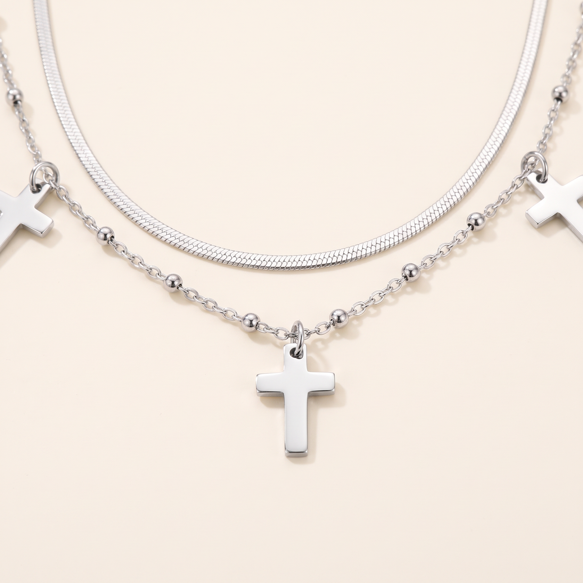 Collier croix double rang, détail du motif, argenté