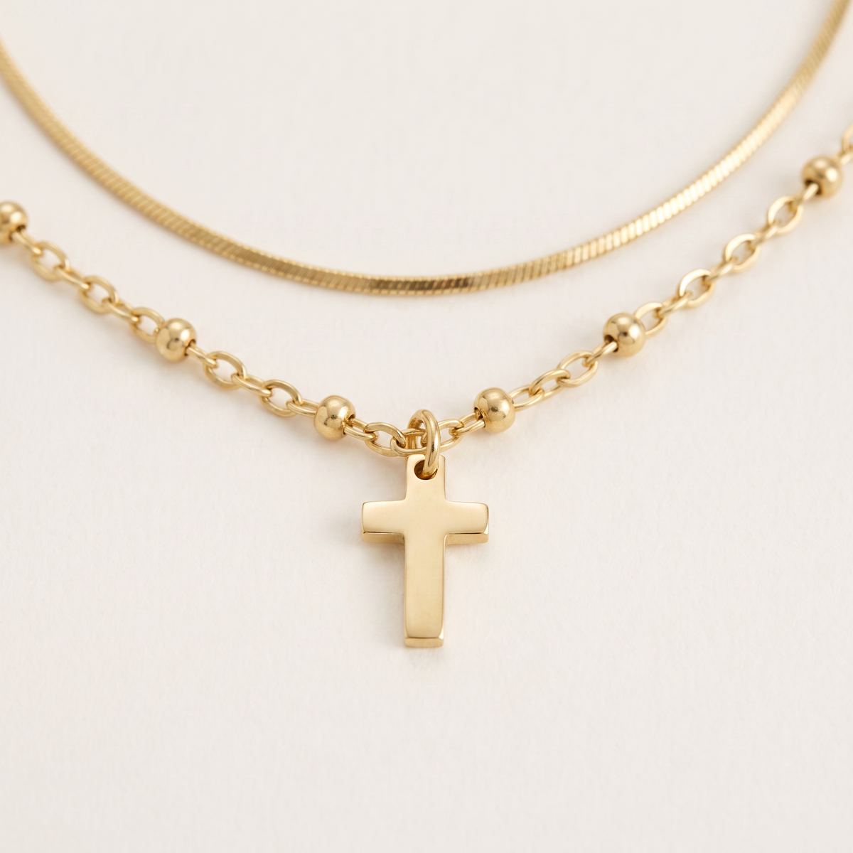 Collier croix double rang, détail du motif, doré