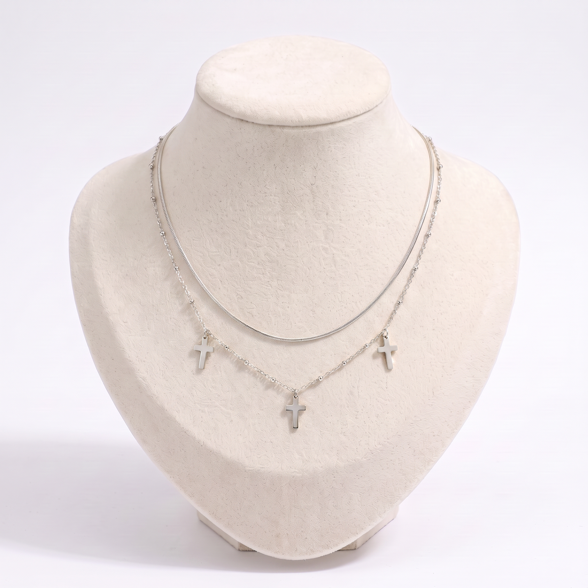 Collier croix double rang, vue de face, argenté